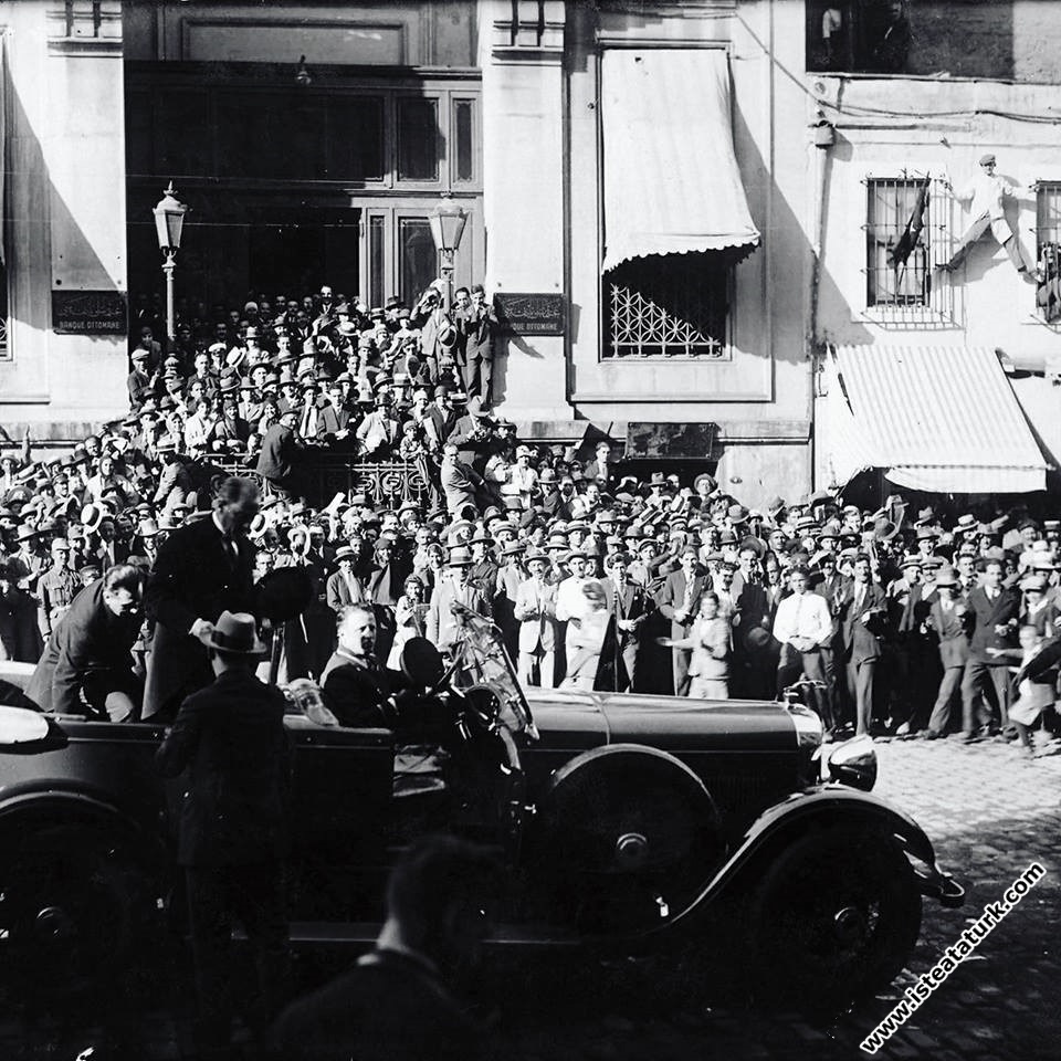 Mustafa Kemal Atatürk Türkiye İş Bankası'nın Yeni Cami Şubesi'ni ziyaretinden sonra çıkarken. (16 Haziran 1928)