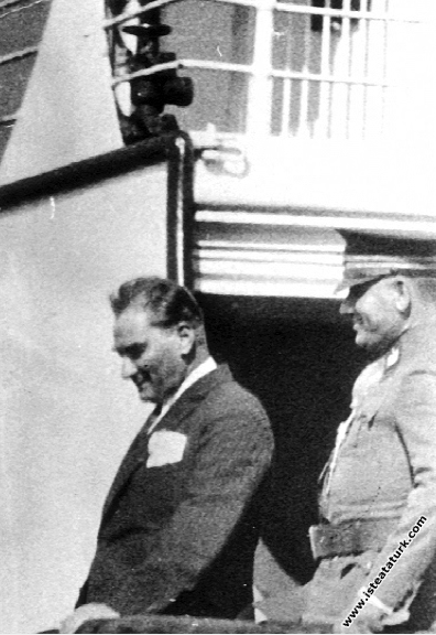 Mustafa Kemal Atatürk İzmir Vapuru'nun güvertesinde, Samsun'a giderken. (14 Eylül 1928)