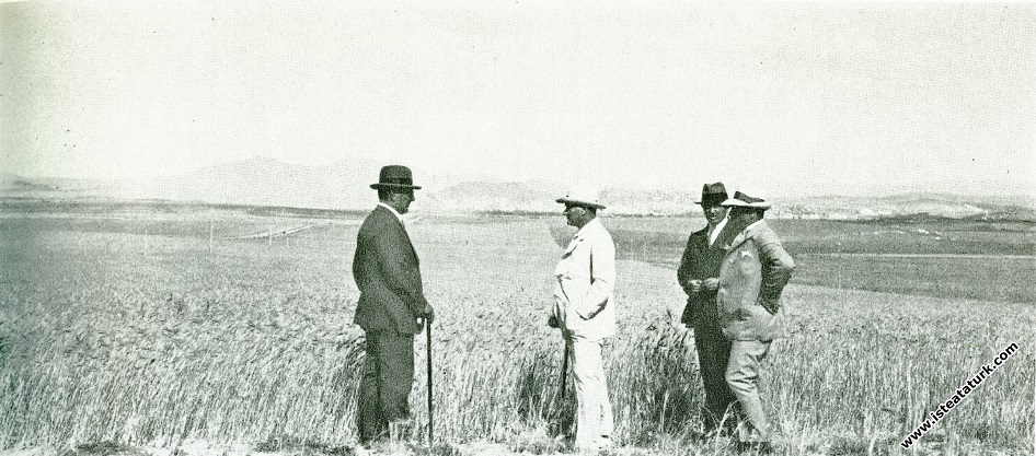 Mustafa Kemal Atatürk Gazi Orman Çiftliği'nde tarlalarda. (14 Temmuz 1929)