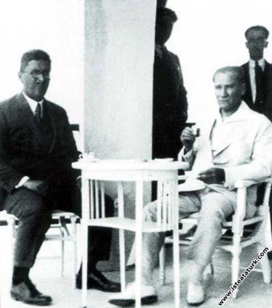 Mustafa Kemal Atatürk Gazi Orman Çiftliği'nde Marmara Köşkü'nün balkonunda. (14 Temmuz 1929)