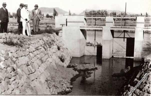 Mustafa Kemal Atatürk Gazi Orman Çiftliği'nde su kanallarını incelerken. (14 Temmuz 1929)