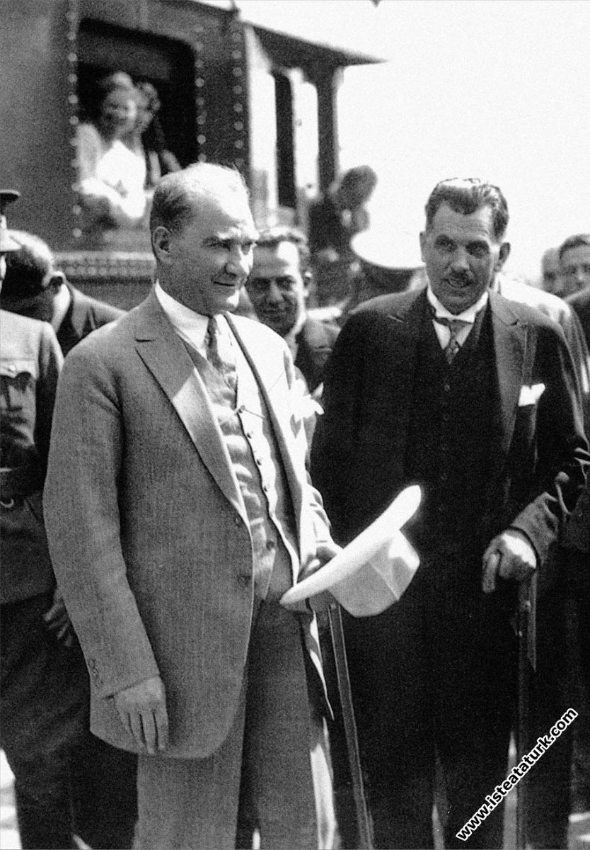 Mustafa Kemal Atatürk'ün İstanbul Pendik İstasyonu’nda karşılanışı. (6 Ağustos 1929)