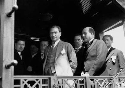 Mustafa Kemal Atatürk Ankara’dan İstanbul’a giderken özel trende. (6 Ağustos 1929)