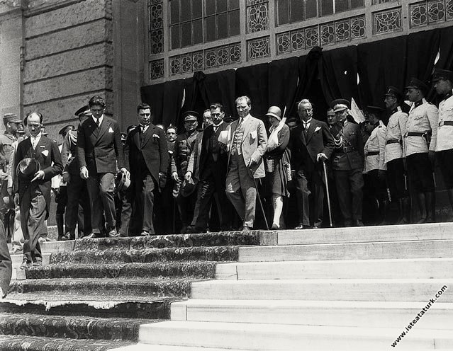Mustafa Kemal Atatürk'ün Haydarpaşa Garı'nda karşılanışı. (6 Ağustos 1929)