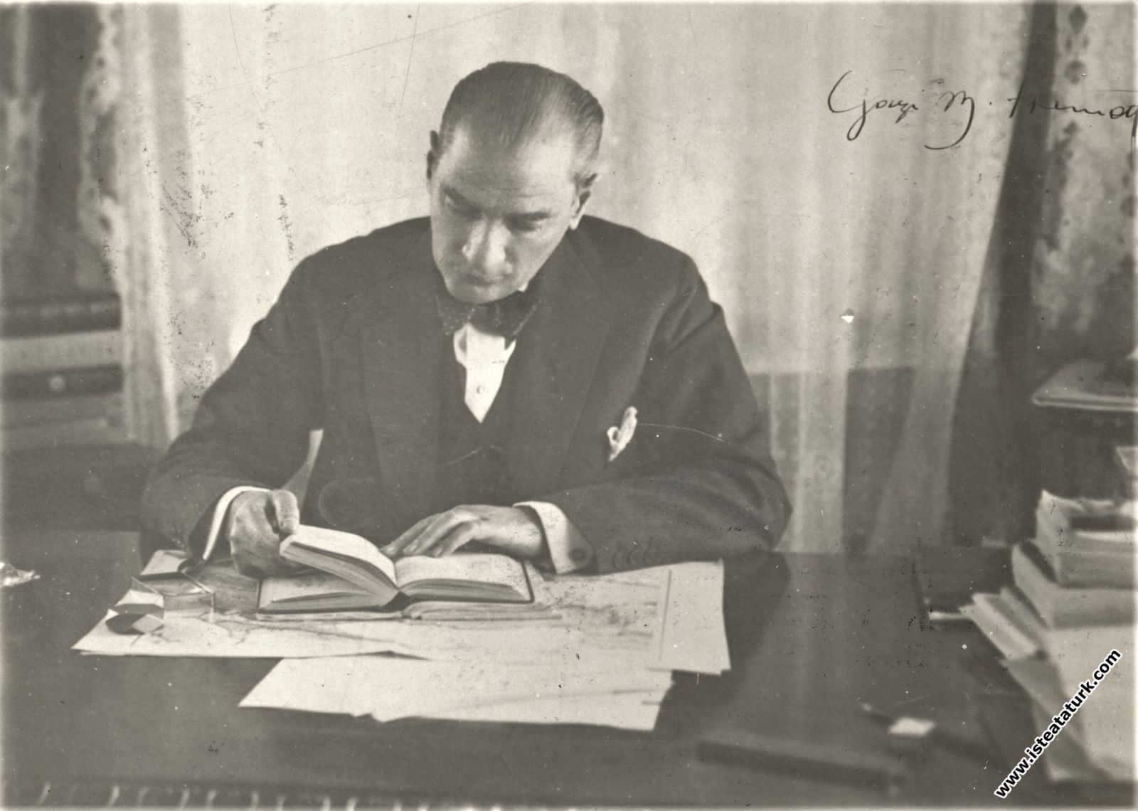 Mustafa Kemal Atatürk Çankaya Köşkü'ndeki çalışma odasında. (15 Aralık 1929)