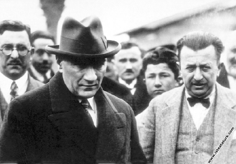 Mustafa Kemal Atatürk'ün Antalya'ya gelirken Baladız Tren İstasyonu'nda karşılanışı. (6 Mart 1930)