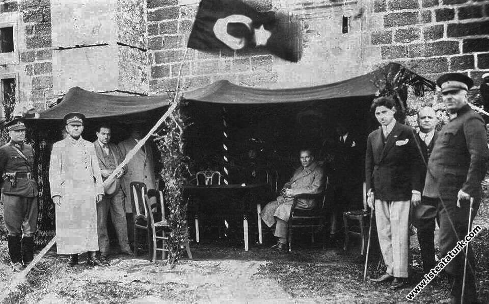Antalya gezisinde Aspendos Antik Tiyatrosu önünde halkla beraber. (9 Mart 1930)