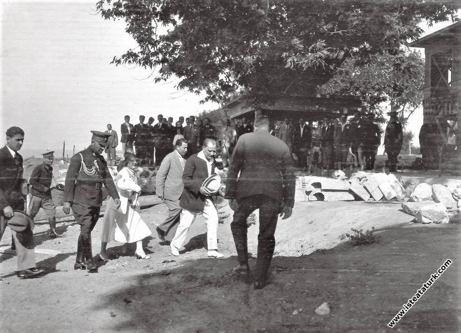 Atatürk's arrival at the Walking Mansion.  (July 24, 1930)