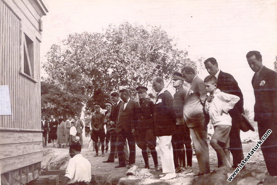 Atatürk is inspecting the Walking Pavilion.  (July 24, 1930)