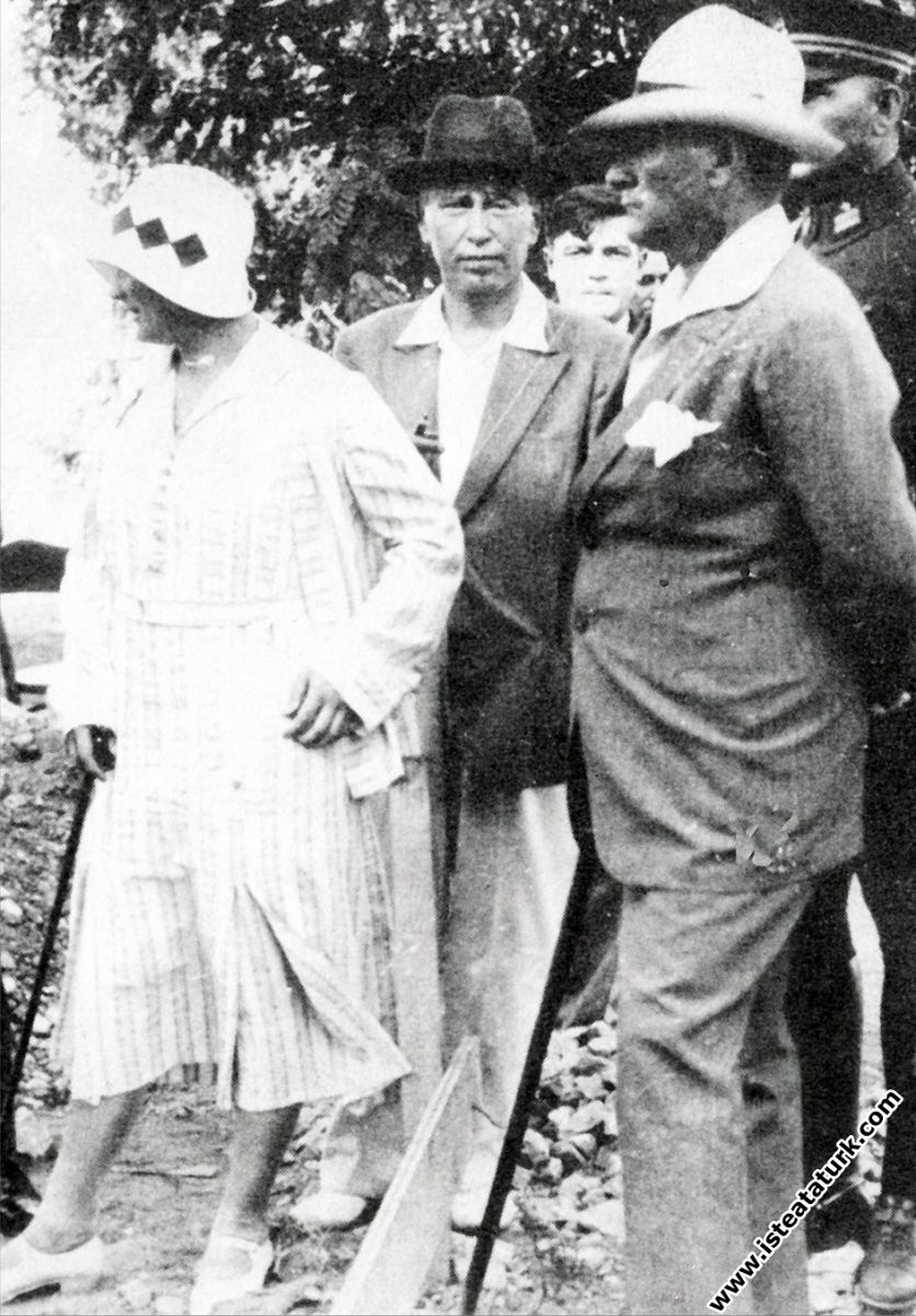 Mustafa Kemal Atatürk Yalova'da Millet Çiftliği'ni gezerken. (19 Ağustos 1930)