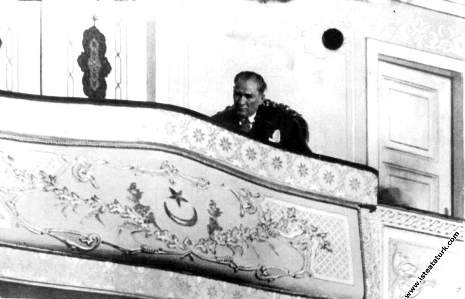 Mustafa Kemal Atatürk Meclisin olağanüstü toplantısını locasından izlerken. (25 Eylül 1930)