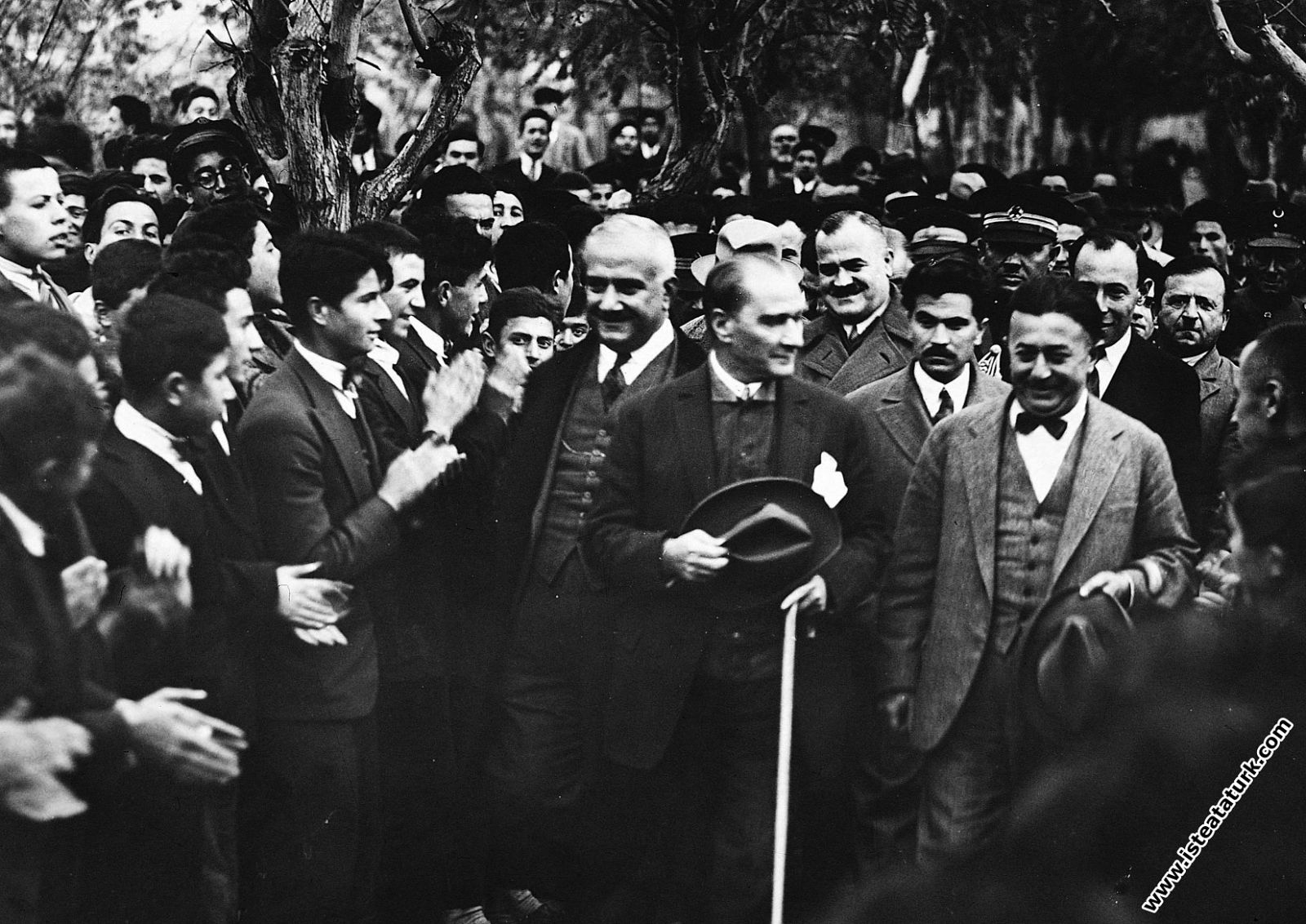 Mustafa Kemal Atatürk Kayseri Lisesi öğrencileri arasında, okuldan ayrılırken. (18 Kasım 1930)