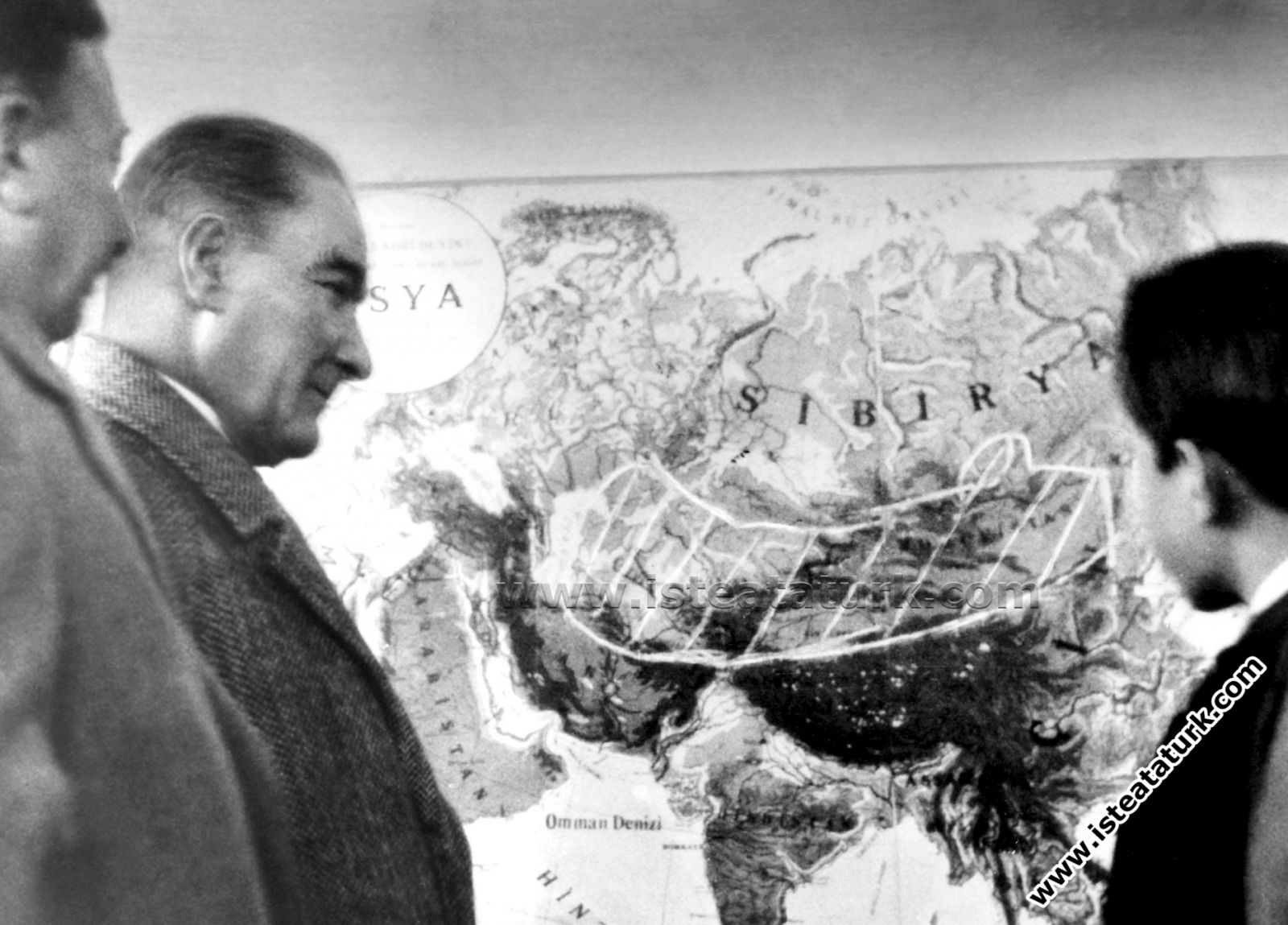 Samsun Lisesi'nde tarih dersinde, haritada tebeşirle çizdiği yerlerin Türklerin Ana Yurdu olduğunu bir öğrenciye anlatırken. (26 Kasım 1930)