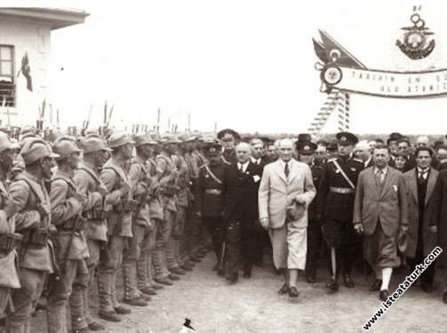 Mustafa Kemal Atatürk'ün Trabzon'a gelişinde törenle karşılanışı. (27 Kasım 1930)