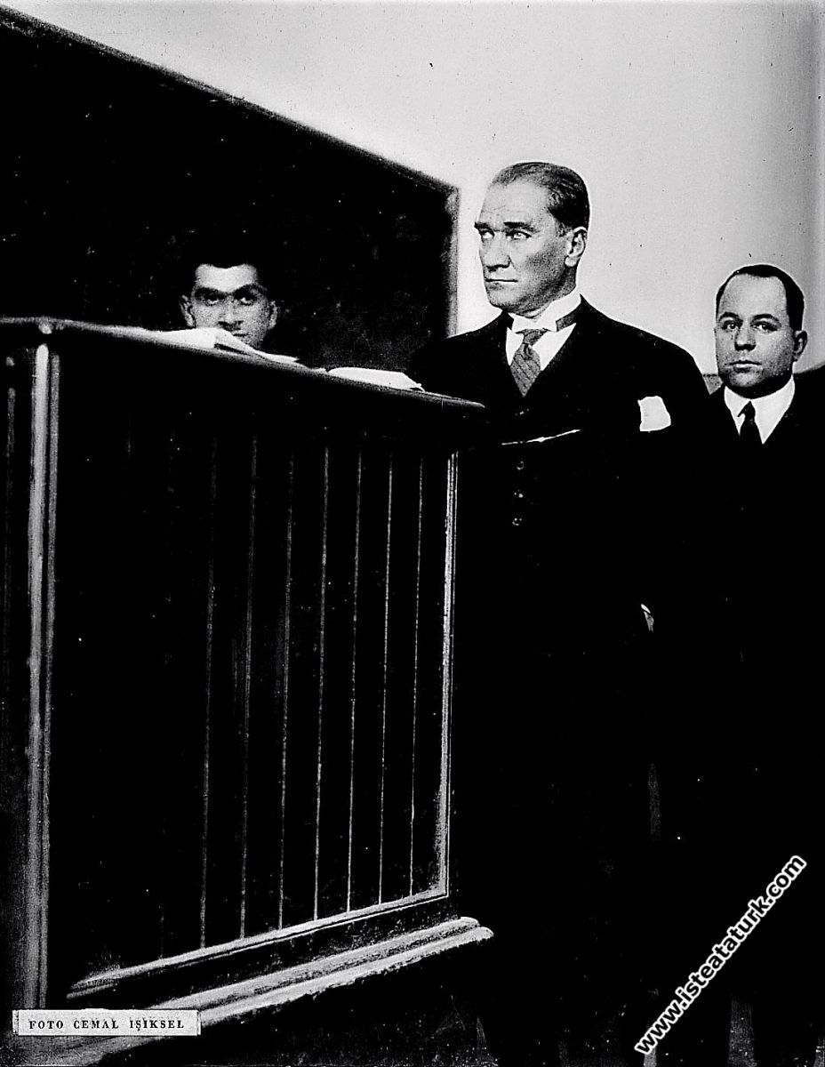 Mustafa Kemal Atatürk İstanbul Galatasaray Lisesi'nde bir derste. (2 Aralık 1930)