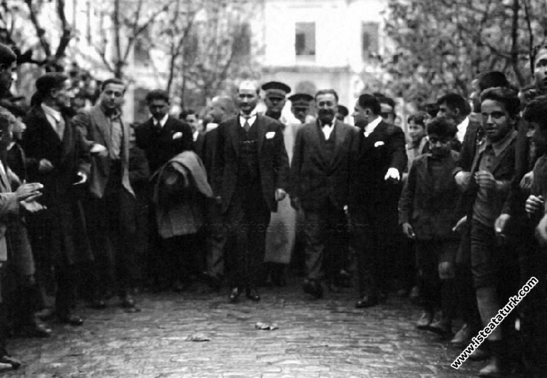 İstanbul Galatasaray Lisesi'ni ilk ziyaretinde. (02 Aralık 1930)