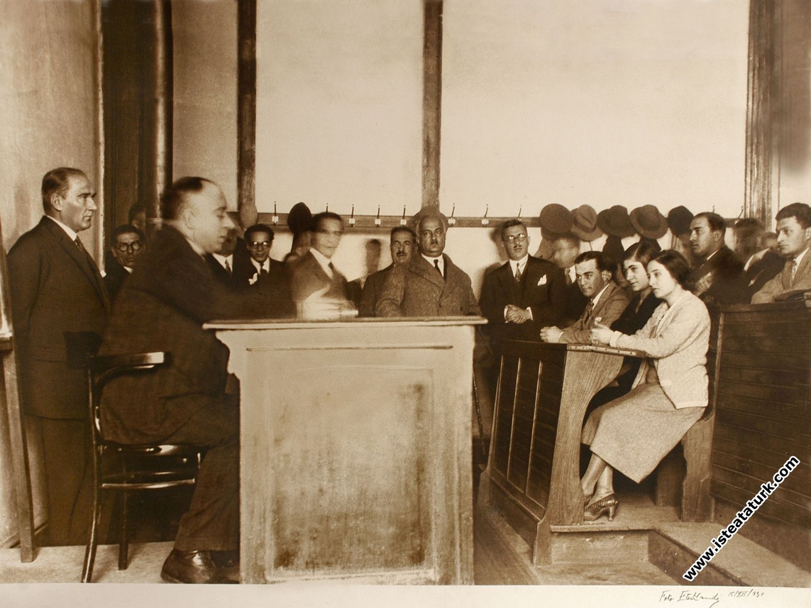 Mustafa Kemal Atatürk İstanbul Üniversitesi Hukuk Fakültesi’nde. (15 Aralık 1930)