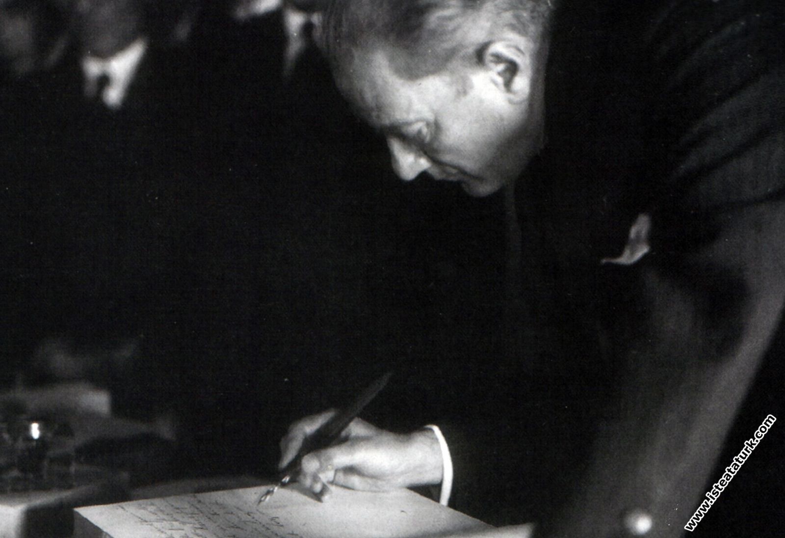 Mustafa Kemal Atatürk İstanbul Üniversitesi (Darülfünun) Hatıra Defteri’nin ilk sahifesine yazarken. (15 Aralık 1930)