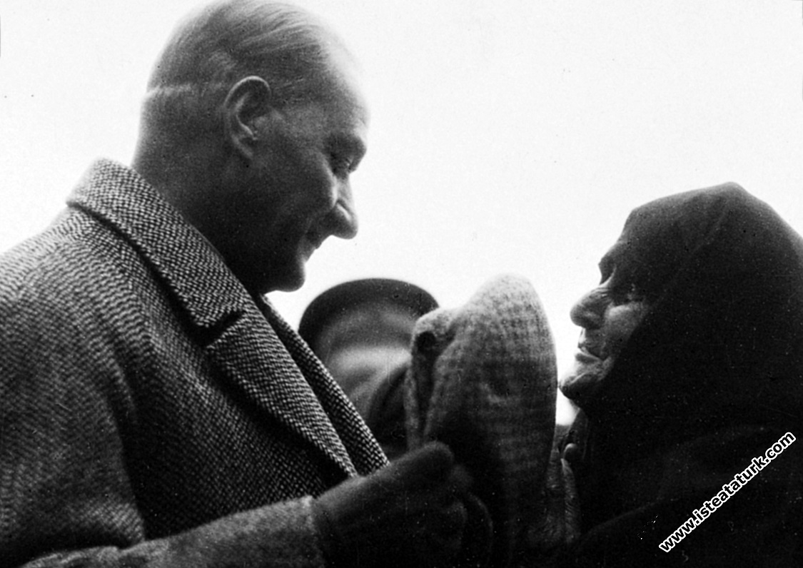 Mustafa Kemal Atatürk Edirne’de ihtiyar bir kadını dinlerken. (25 Aralık 1930)