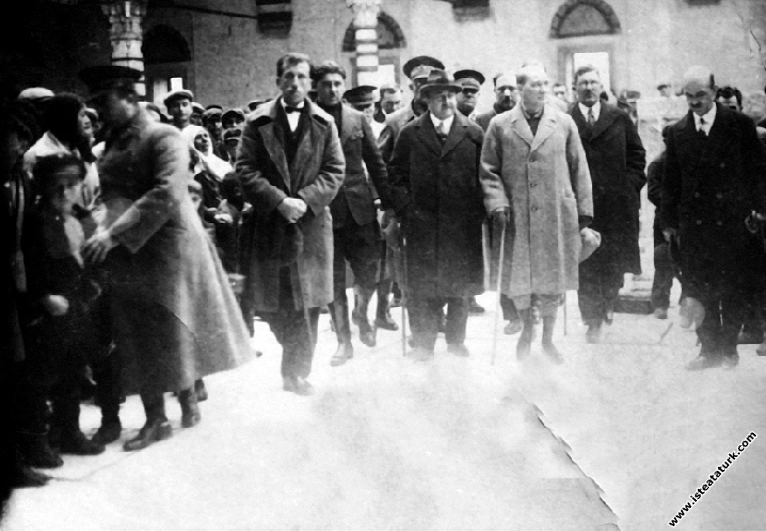 Mustafa Kemal Atatürk Edirne'de Selimiye Cami ve Külliyesi'ni gezerken. (25 Aralık 1930)