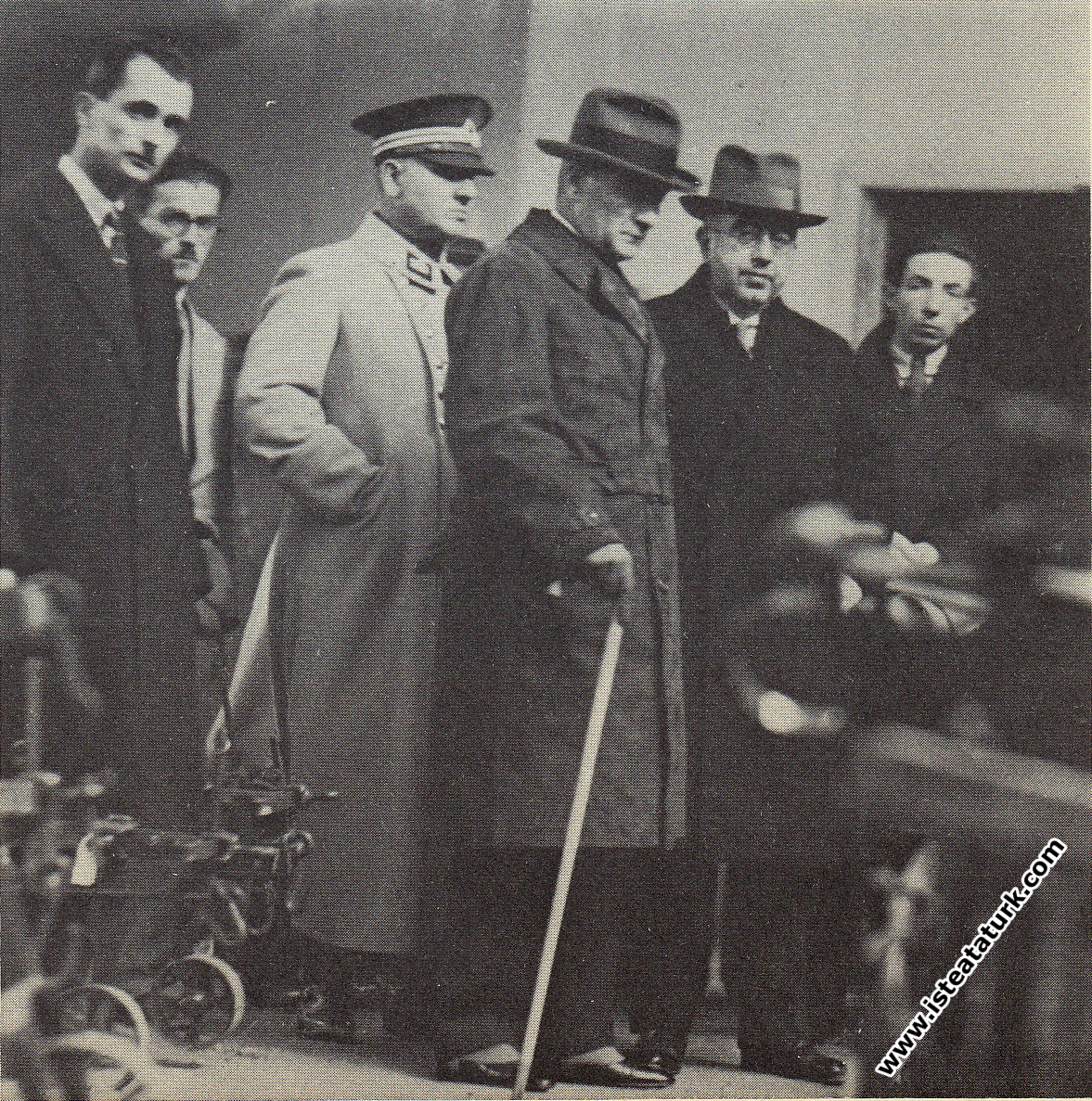 Mustafa Kemal Atatürk Ankara'da açılan ziraat aletleri sergisini gezerken. (7 Ocak 1931)