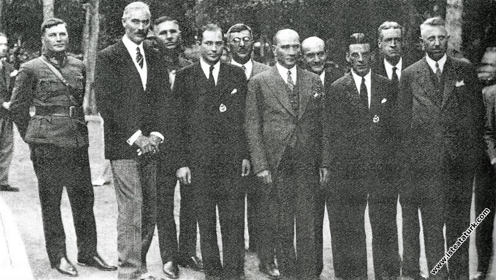 Anlantik'i aşıp İstanbul Yeşilköy'e inen iki Amerikalı pilotu ve ABD Ankara Büyükelçisi Grow'ı Yalova Büyük Otel'de kabulu. (1 Ağustos 1931)