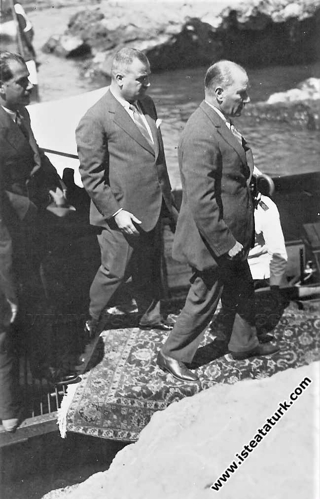 Mustafa Kemal Paşa'nın Zolguldak'a gelişinde limana çıkışı. (26 Ağustos 1931)