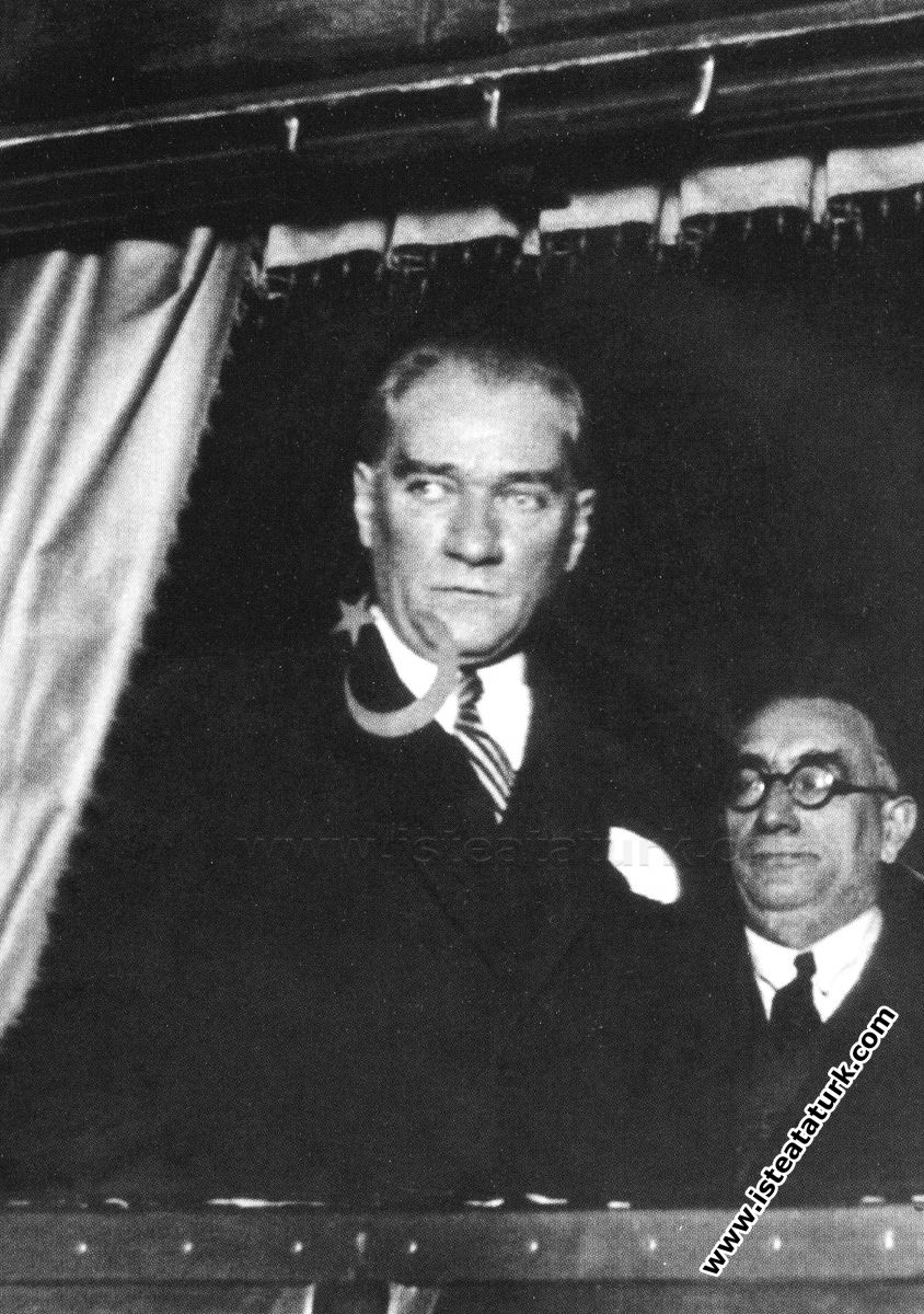 Mustafa Kemal Atatürk özel treniyle, Haydarpaşa Garı'ndan ayrılış. (23.10.1932)
