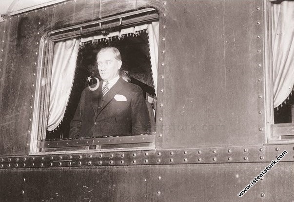 Mustafa Kemal Atatürk özel treniyle, Haydarpaşa Garı'ndan ayrılış. (23 Ekim 1932)