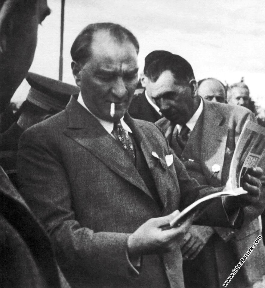 Atatürk Gazi Orman Çiftliği'nde köylü bir gence soru sorarken. (25 Mayıs 1933)