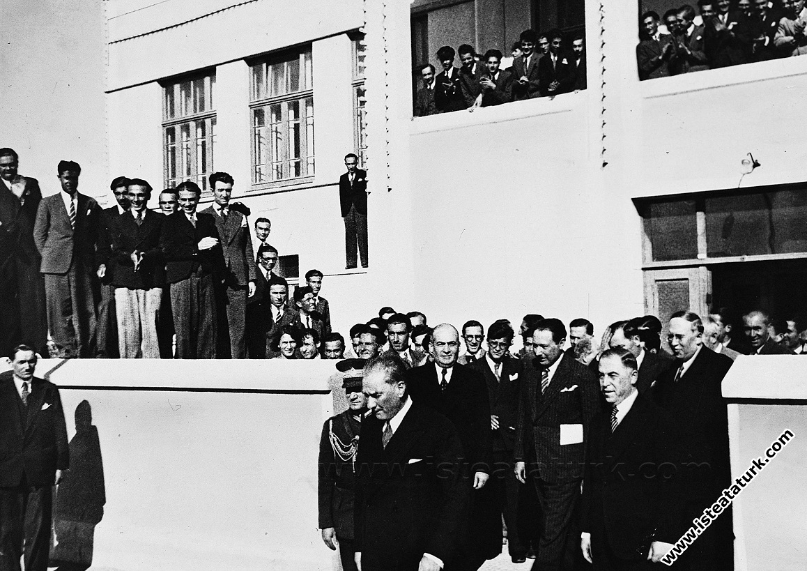 Atatürk Ankara Hukuk Fakültesi'nin imtihanında çıkarken. (29 Haziran 1933)