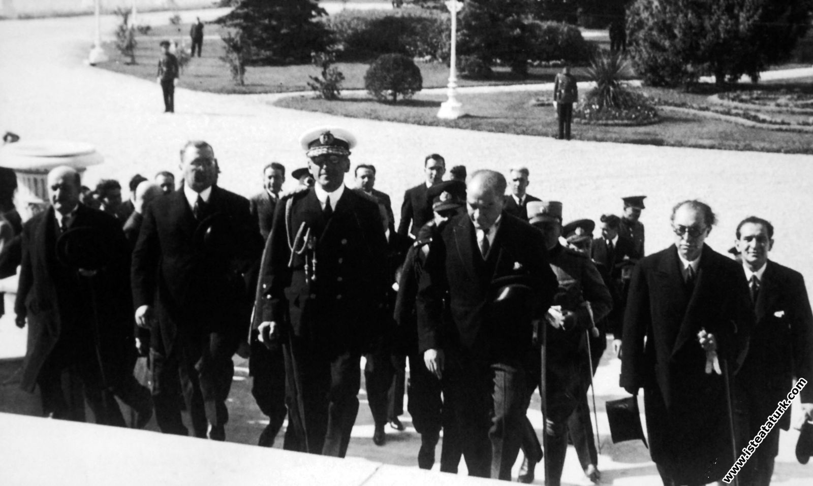 Mustafa Kemal Atatürk Yugoslav Kralı Alexandre ile birlikte Dolmabahçe Sarayı’nda. (4 Ekim 1933)