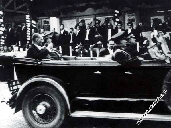 Ankara Hipodromu'na Genel Kurmay Başkanı Mareşal Fevzi Çakmak'la giriş yaparken. (29 Ekim 1933)