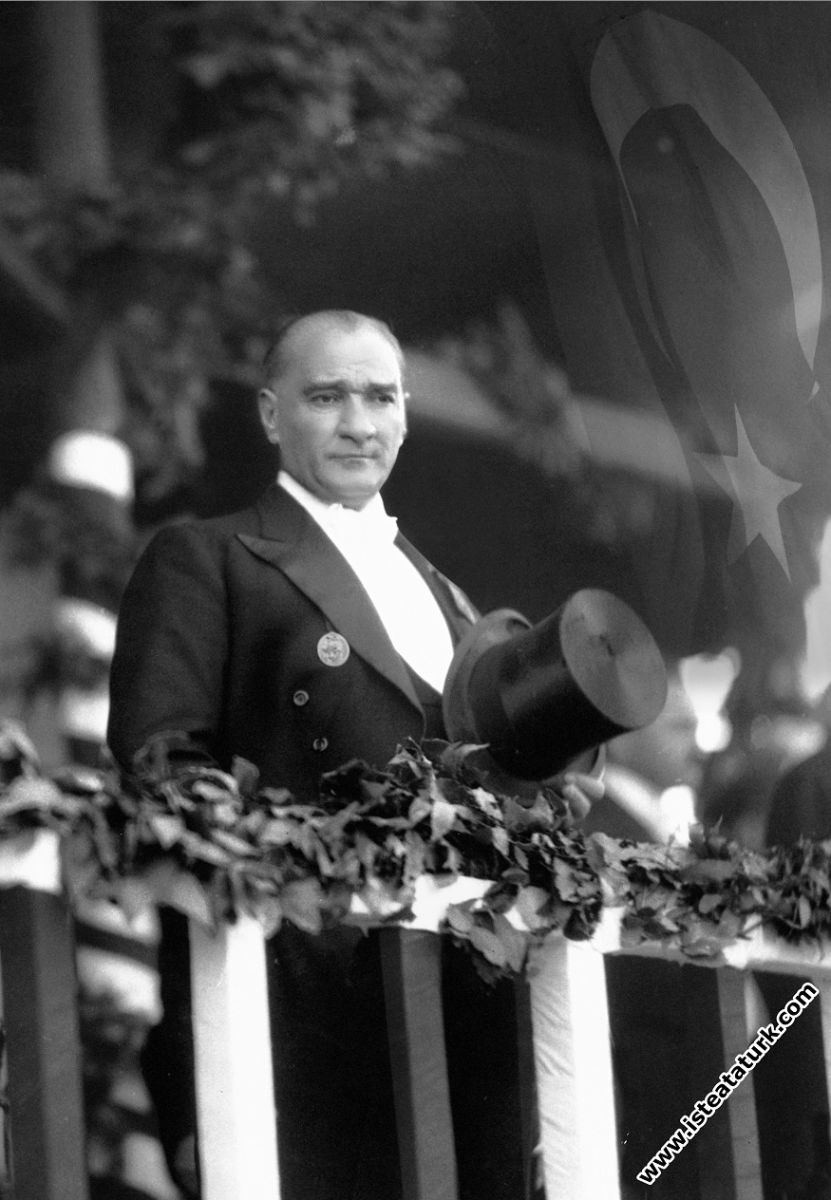 Mustafa Kemal Atatürk Cumhuriyet'in 10. Yıl Törenleri'nde, geçit merasimini izlerken. (29 Ekim 1933)