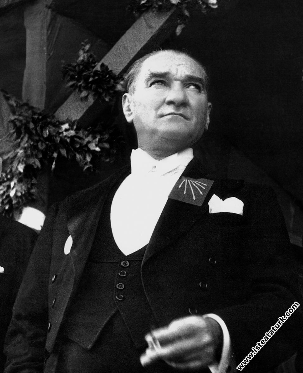 Mustafa Kemal Atatürk Cumhuriyet'in 10. Yıl Törenleri'nde, geçit merasimini izlerken. (29 Ekim 1933)