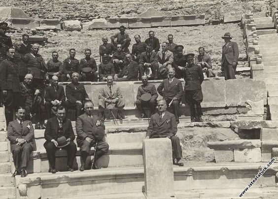 Mustafa Kemal Atatürk Bergama'da tatbikat kritiğini dinlerken, Pergamon Anfitiyatrosu. (13 Nisan 1934)