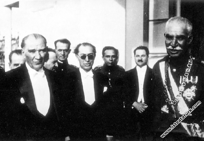 Çankaya Köşkü’nün terasında İran Şahı Rıza Pehlevi ile birlikte. (16 Haziran 1934)