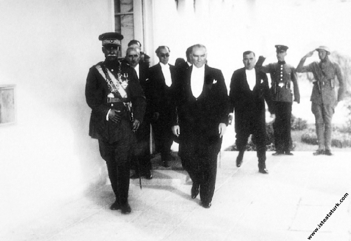 Mustafa Kemal Atatürk Çankaya Köşkü’nde İran Şahı Rıza Pehlevi ile birlikte. (16 Haziran 1934)