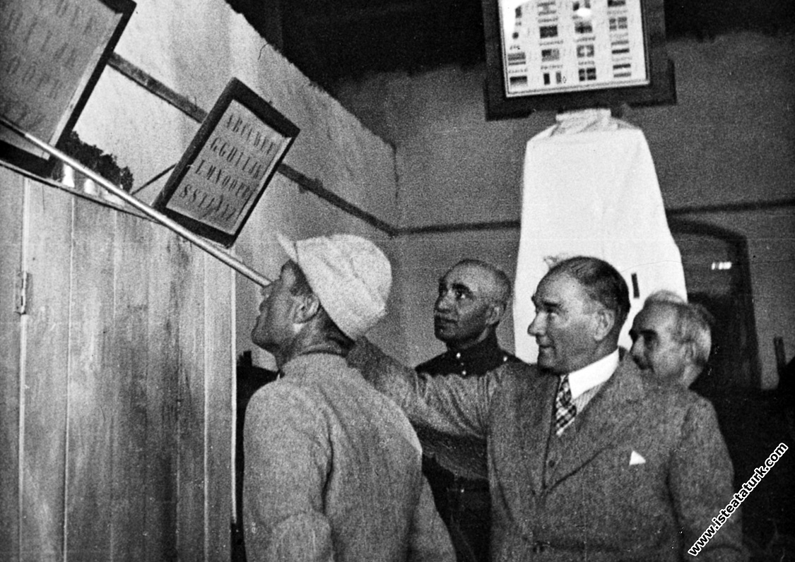 Mustafa Kemal Atatürk'ün İran Şah'ı ile İzmir civarında bir garnizonda (Gaziemir) Mehmetçik'in imtihanı. (23 Haziran 1934)