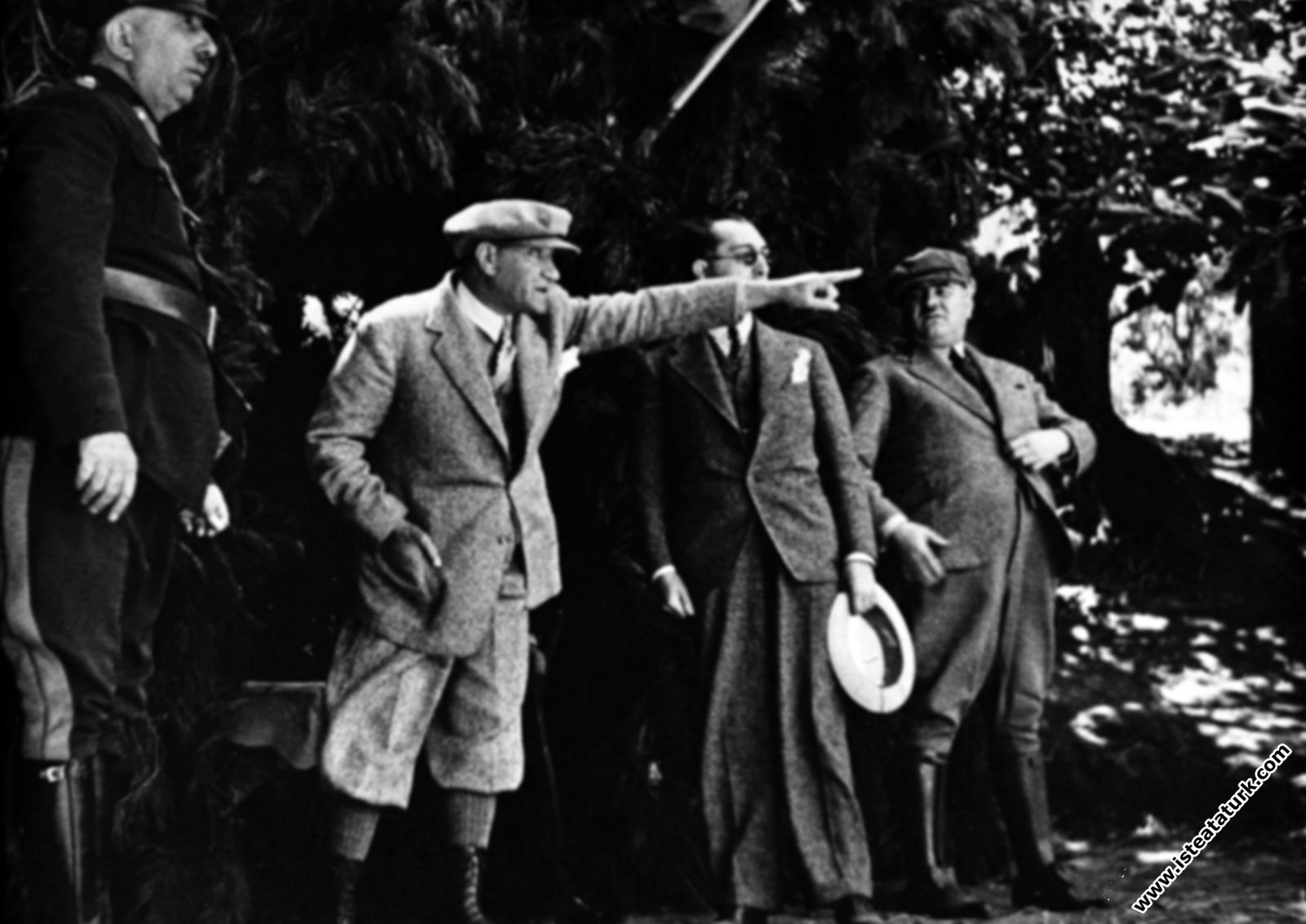 Mustafa Kemal Atatürk Çanakkale civarında Kirazlıdere'de yapılan askeri harekatı izlerken. (25 Haziran 1934)