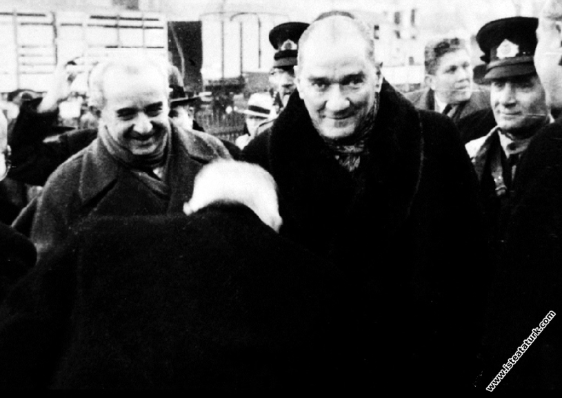Mustafa Kemal Atatürk'ün İstanbul Haydarpaşa Garı'nda karşılanması. (22 Ocak 1935)
