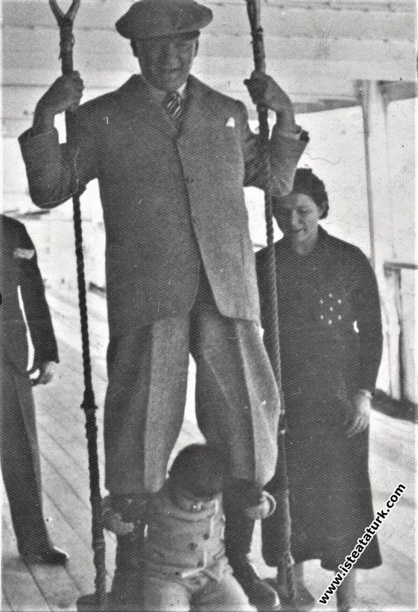 Mustafa Kemal Atatürk Ege Vapuru'nda manevi kızı Ülkü Adatepe ile salıncakta sallanırken. (17 Şubat 1935)