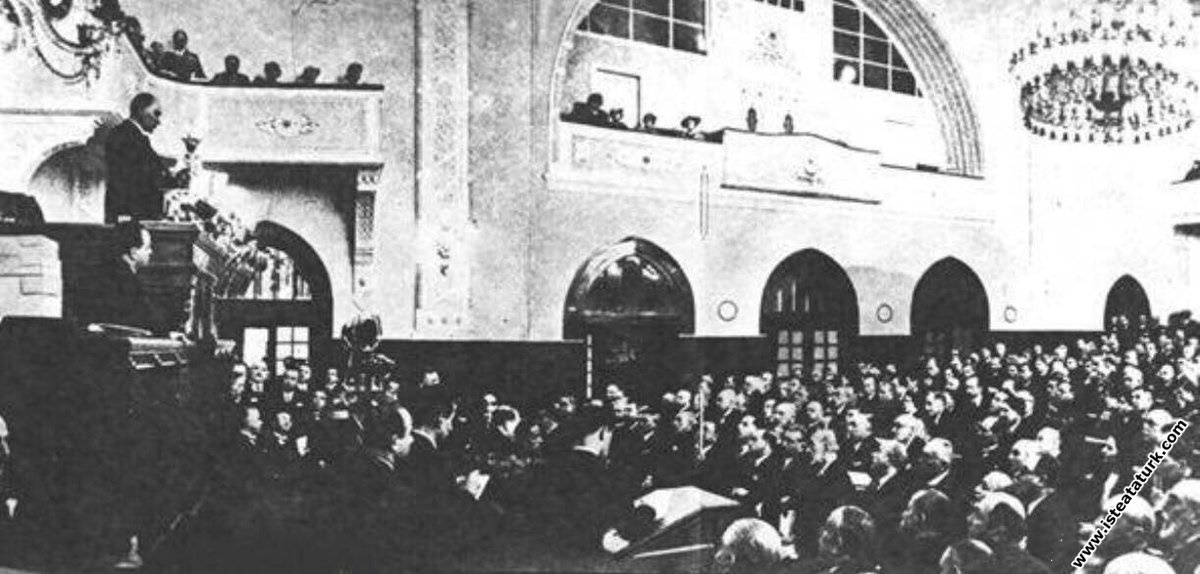 Mustafa Kemal Atatürk CHP'nin 4. Büyük Kurultayı'nda açılış konuşmasını yaparken. (9 Mayıs 1935)