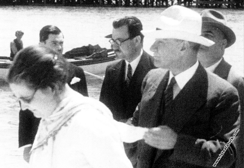 Mustafa Kemal Atatürk Florya'da Deniz Köşk'ü inşaatını denetlerken. (28 Haziran 1935)