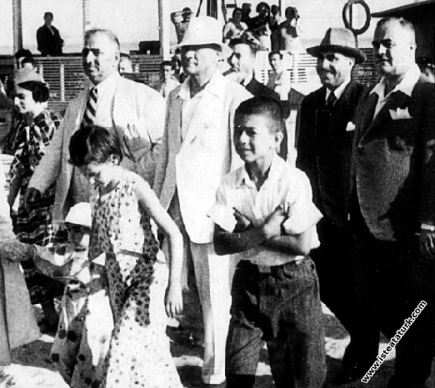 Mustafa Kemal Atatürk Florya Deniz Köşkü inşaatını denetlerken. (4 Temmuz 1935)