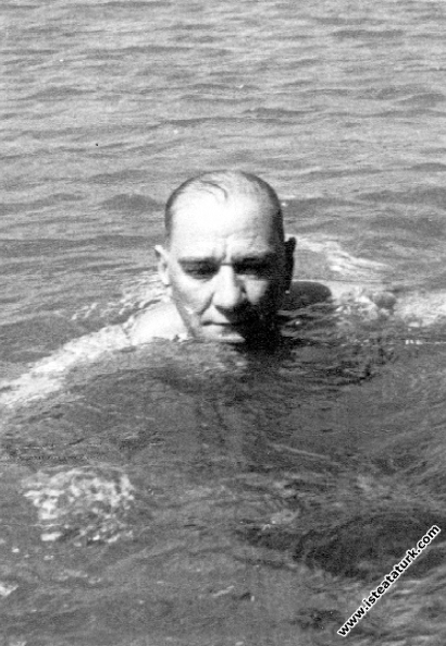 Mustafa Kemal Atatürk Florya’da denizde yüzerken, İstanbul. (7 Temmuz 1935)