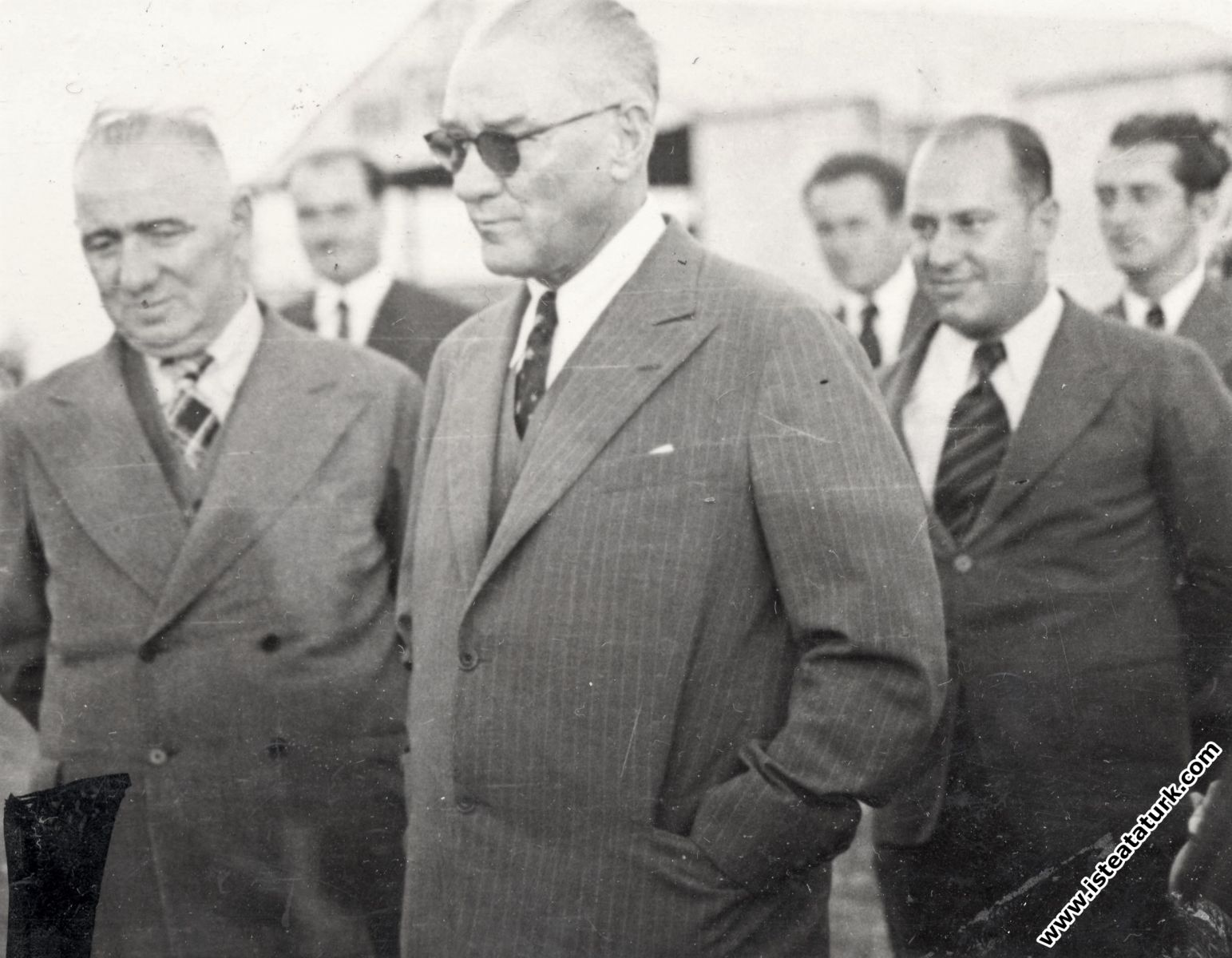 Mustafa Kemal Atatürk Salih Bozok ile birlikte, Yeşilköy Havalimanı. (1936)