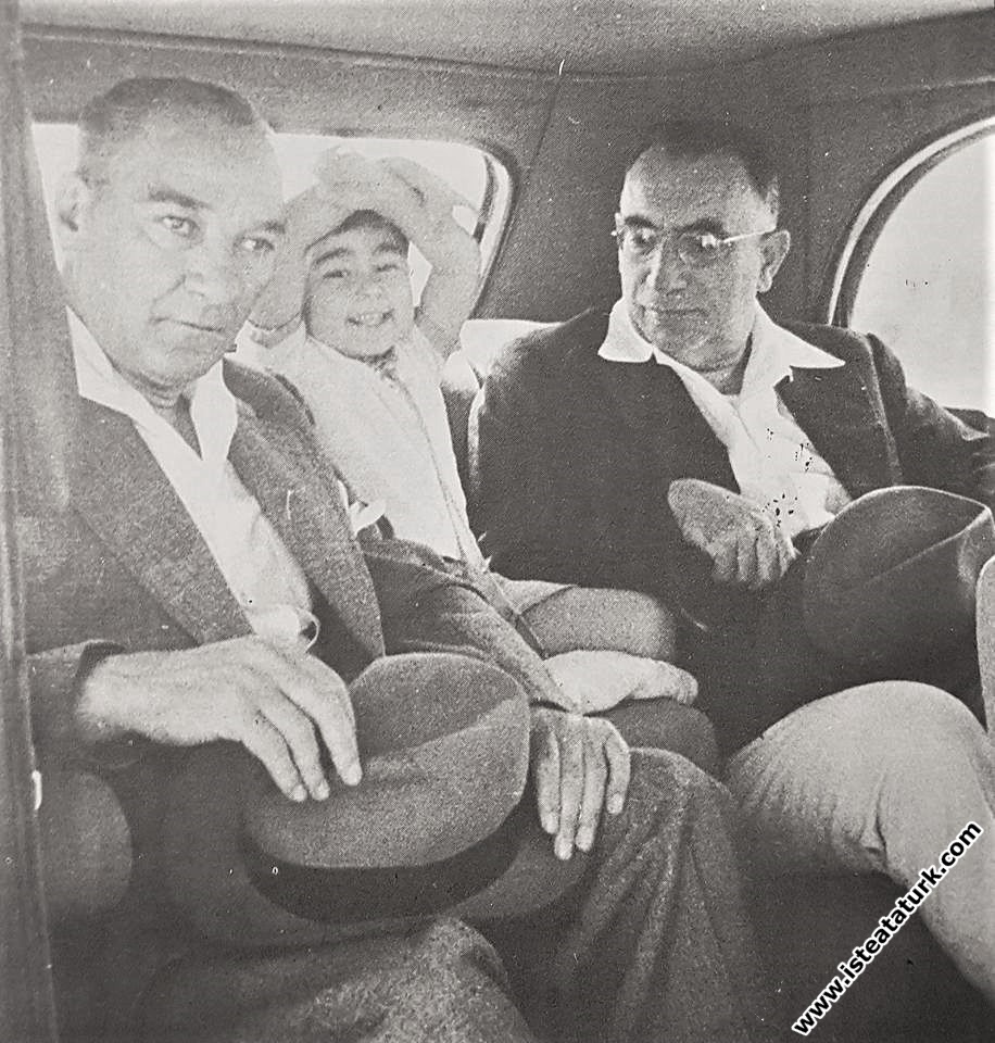 Mustafa Kemal Atatürk manevi kızı Ülkü ve Nuri Conker ile otomobilde. (1936)