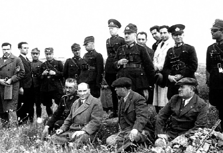 Mustafa Kemal Atatürk İstanbul Metris'te, Harp Akademileri Tatbikatları'nda komutanlarla birlikte. (28 Mayıs 1936)