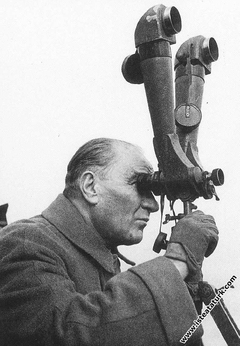 Mustafa Kemal Atatürk İstanbul Metris'te, Harp Akademileri Tatbikatları'nda. (28 Mayıs 1936)